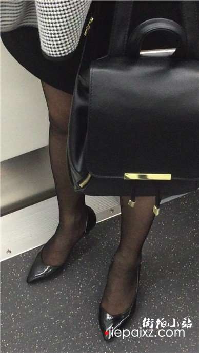地铁上发呆的美女拥有一双诱人的丝Z
