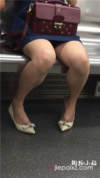 地铁拍摄裸足尖嘴高跟美女，太性感啦