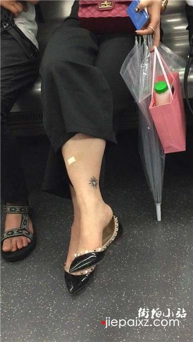 地铁拍摄脚上有刺青的熟女