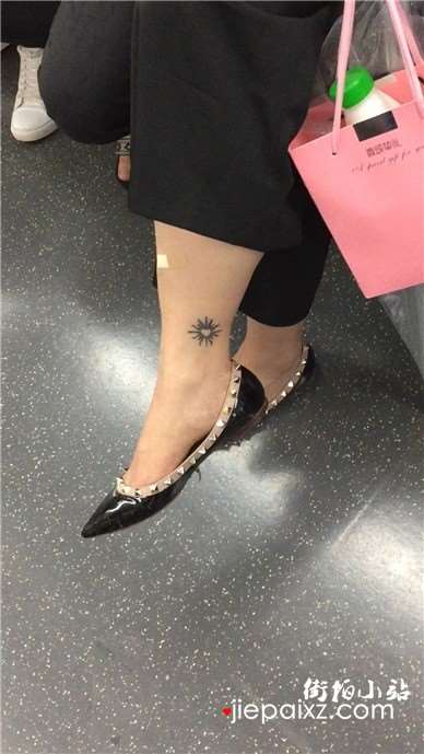 地铁拍摄脚上有刺青的熟女