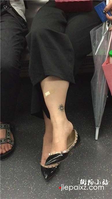 地铁拍摄脚上有刺青的熟女