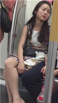 地铁拍摄肉丝袜美腿漂亮美女姐姐