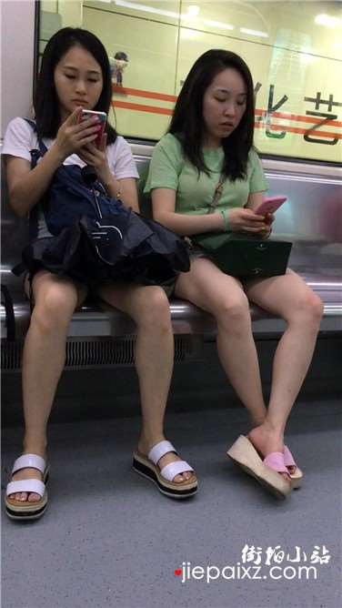 地铁拍摄对面俩妹子