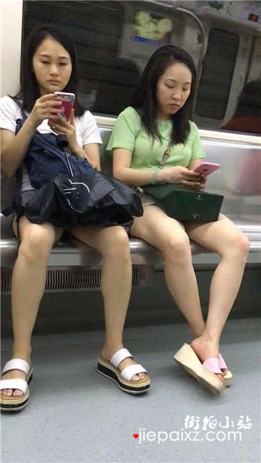 地铁拍摄对面俩妹子