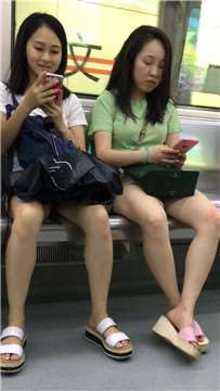 地铁拍摄对面俩妹子