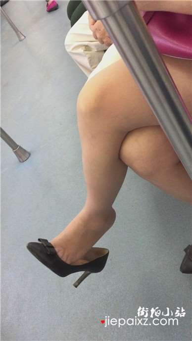 地铁上挑鞋的肉色丝袜美足少妇