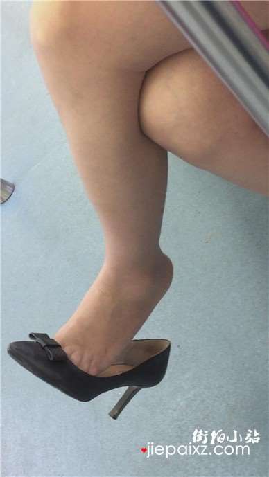 地铁上挑鞋的肉色丝袜美足少妇