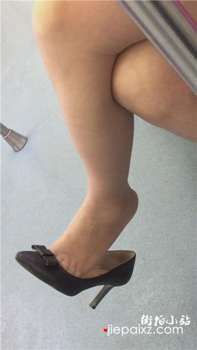 地铁上挑鞋的肉色丝袜美足少妇
