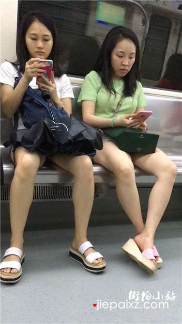 地铁拍摄对面俩妹子