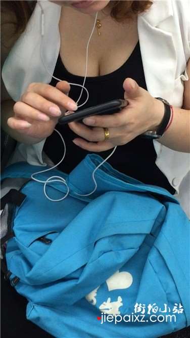 地铁上拍摄丰满美女，你玩手机待我静静拍摄