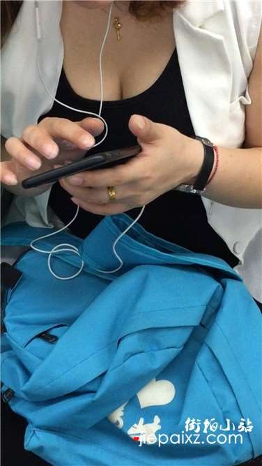 地铁上拍摄丰满美女，你玩手机待我静静拍摄