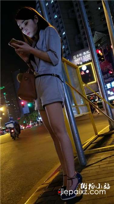 4k超清，夜晚路边等待心上人的美腿颜值美女