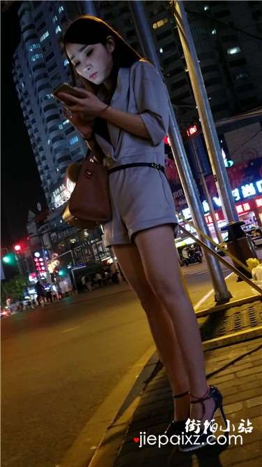 4k超清，夜晚路边等待心上人的美腿颜值美女