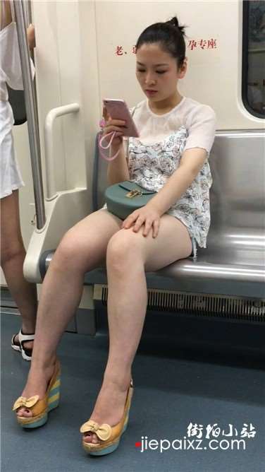 地铁上拍摄雪白美腿热裤白衣美女姐姐
