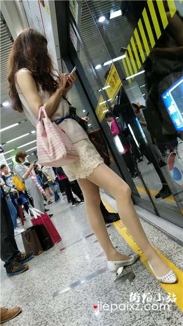 4k超清，等地铁的修长美腿性感高颜值美女姐姐