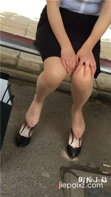 公交站偶遇肉丝袜美足妹子，偷偷的晾脚