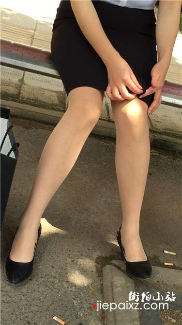 公交站偶遇肉丝袜美足妹子，偷偷的晾脚