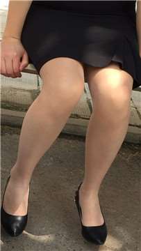 公交站偶遇肉丝袜美足妹子，偷偷的晾脚