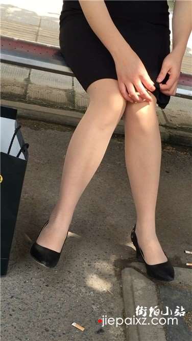 公交站偶遇肉丝袜美足妹子，偷偷的晾脚