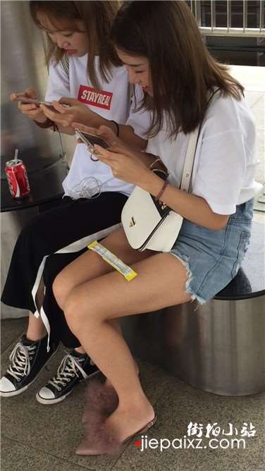 街拍青春漂亮无敌美女，腿玩年类型