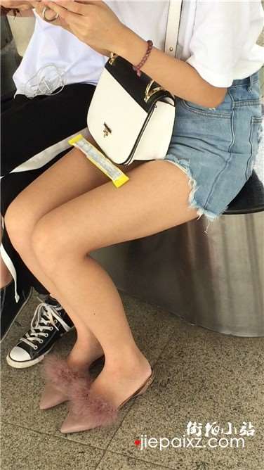 街拍青春漂亮无敌美女，腿玩年类型