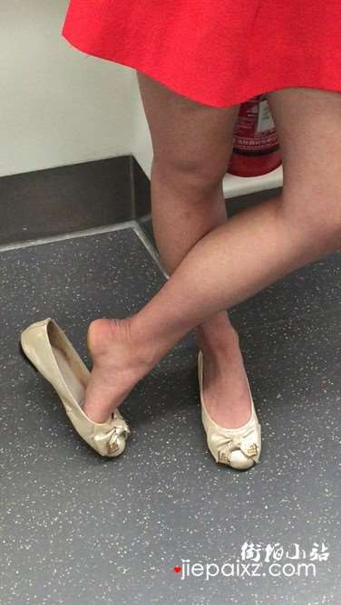 街拍地铁上听歌的红裙清纯颜值美女