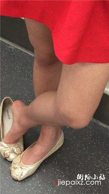 街拍地铁上听歌的红裙清纯颜值美女