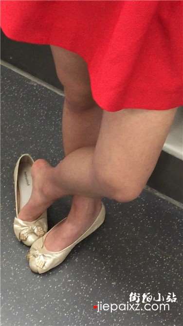 街拍地铁上听歌的红裙清纯颜值美女