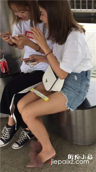 街拍青春漂亮无敌美女，腿玩年类型