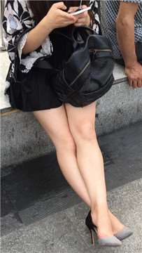 街拍白皙大腿高跟鞋漂亮女孩