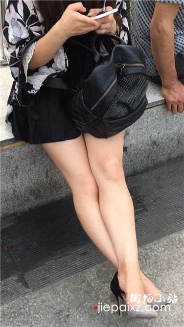 街拍白皙大腿高跟鞋漂亮女孩