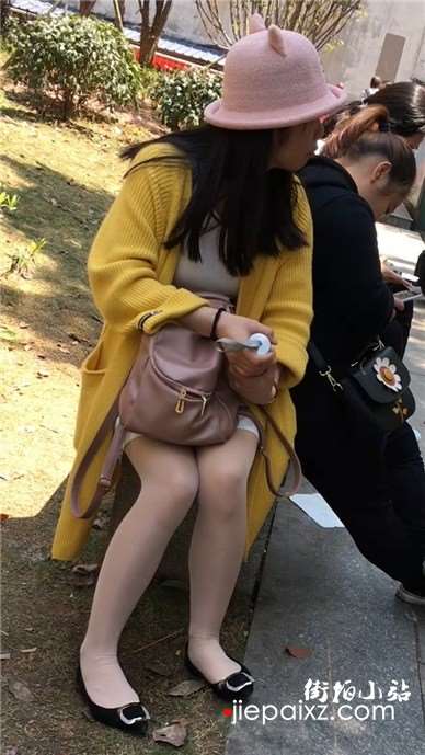 带帽子的丝足少妇