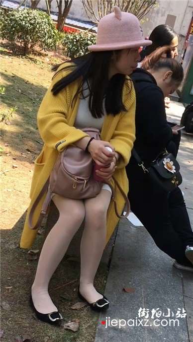带帽子的丝足少妇