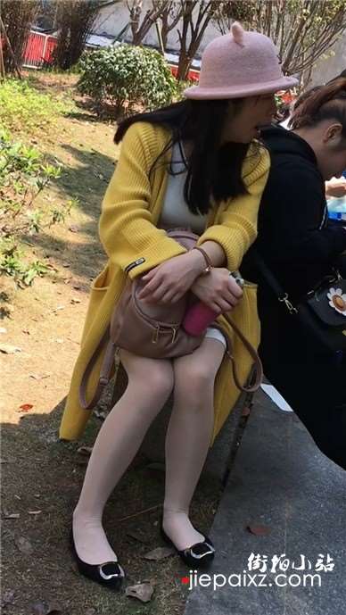 带帽子的丝足少妇