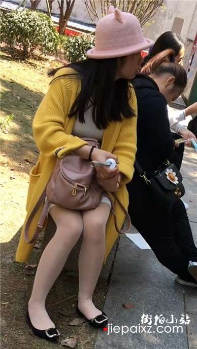 带帽子的丝足少妇