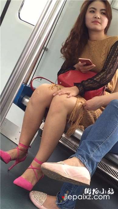 地铁拍摄粉色高跟裸腿性感高颜值美女