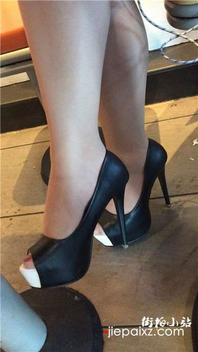 诱人的鱼嘴高跟鞋美足