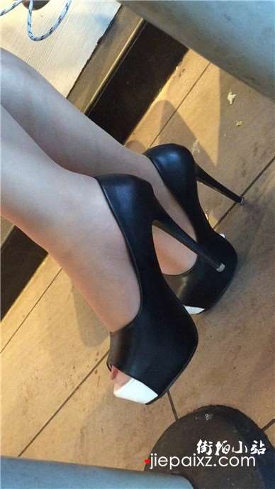 诱人的鱼嘴高跟鞋美足