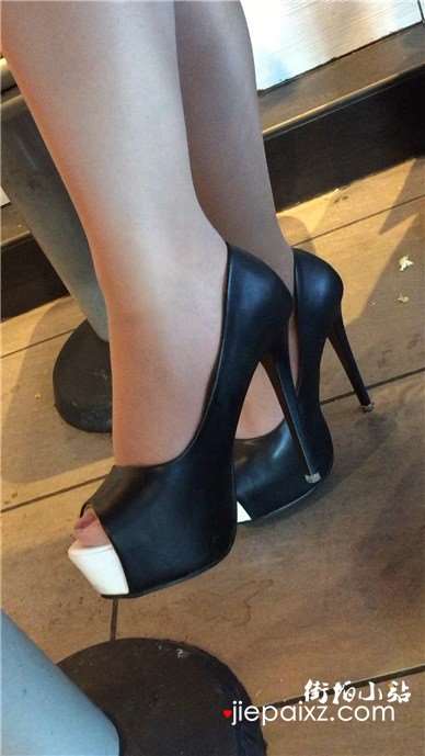 诱人的鱼嘴高跟鞋美足