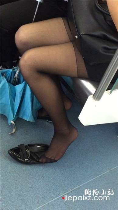 地铁上的超薄黑丝袜美女
