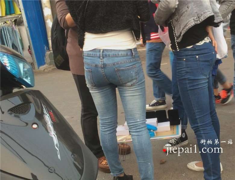 街拍跟闺蜜出来练摊的紧身蓝牛妹子 [2.41 GB]