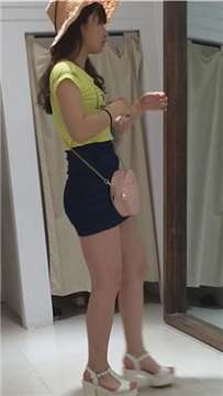 服装店试衣服的黄T恤美臀性感包臀裙美女 [1.28 GB]