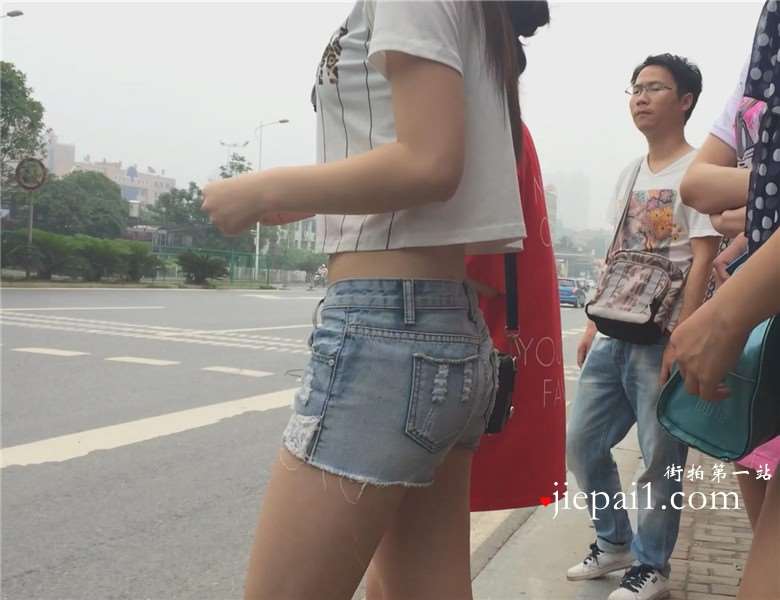 街拍公交站等车的热裤短牛仔小妹 [3.15 GB]
