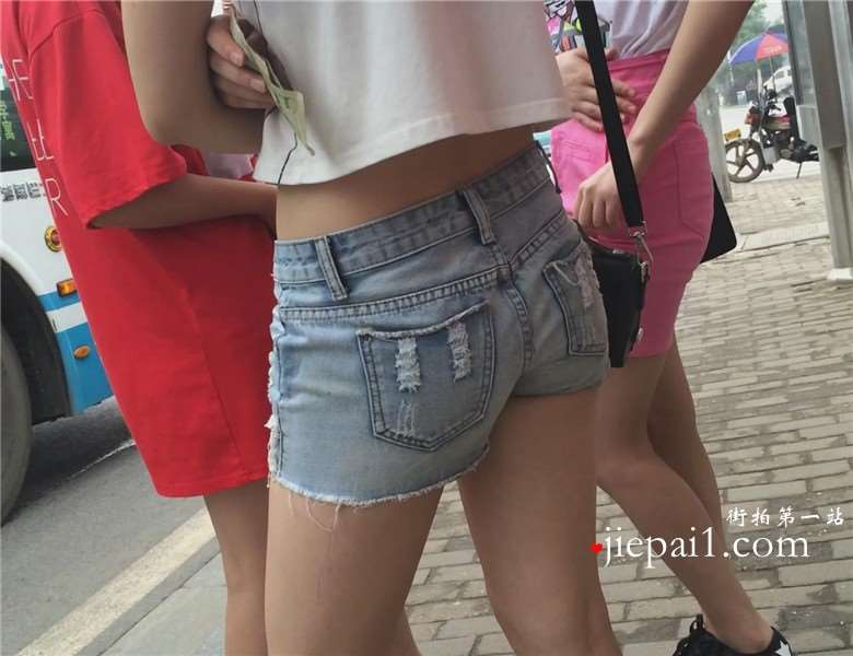 街拍公交站等车的热裤短牛仔小妹 [3.15 GB]