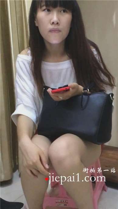 街拍超短热裤美臀女孩跟姐妹逛内衣店 [2.24 GB]