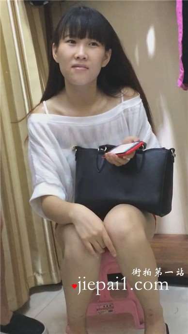 街拍超短热裤美臀女孩跟姐妹逛内衣店 [2.24 GB]