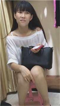 街拍超短热裤美臀女孩跟姐妹逛内衣店 [2.24 GB]