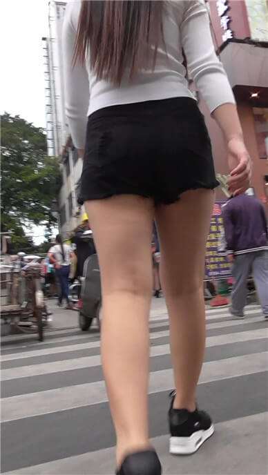黑色短热牛美眉 [853 MB]