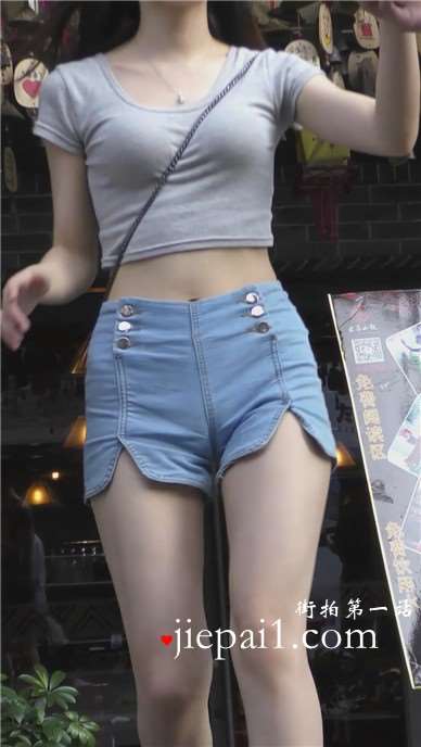 街拍丰满热裤运动鞋美腿小姐姐 [365 MB]