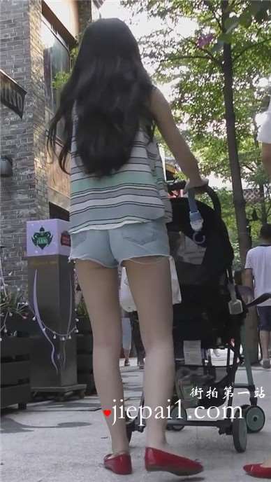 街拍超短热裤红色平底鞋少妇推小孩出来逛街 [351 MB]